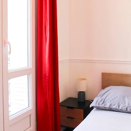 For 4 - Near Eiffel Tower *